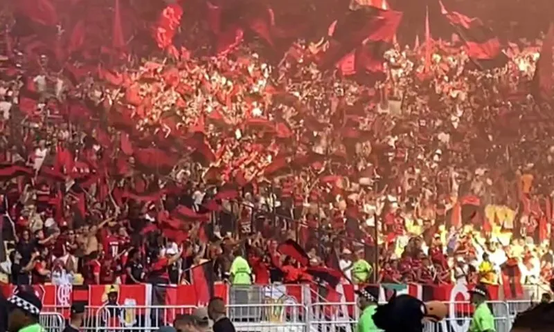 Imagem ilustrativa da imagem Flamengo bate renda recorde no futebol brasileiro, e torcida xinga Landim