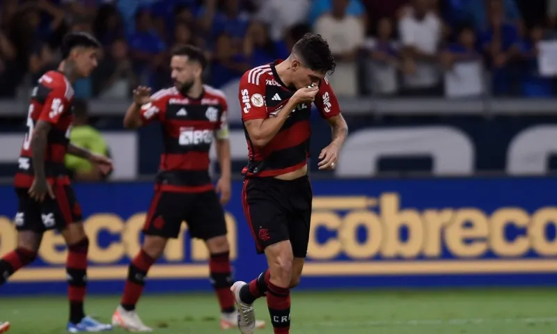 Imagem ilustrativa da imagem Flamengo liquida Cruzeiro em 5 minutos e dá cartão de visitas em estreia de Tite