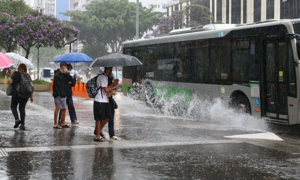 Imagem ilustrativa da imagem Frente fria acende alerta de chuva forte em São Paulo