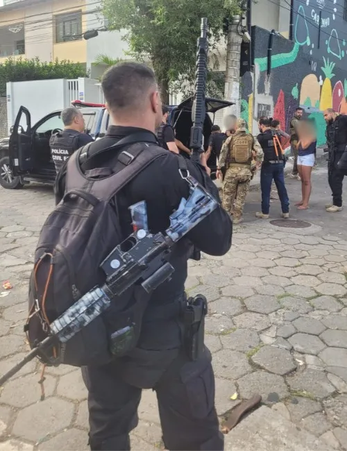 Imagem ilustrativa da imagem Fuzil é apreendido durante operação que mira facção criminosa de morro de Vitória