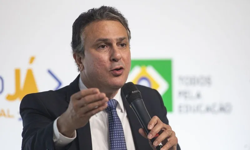 Imagem ilustrativa da imagem Governo vai criar bolsa e poupança para alunos de ensino médio, afirma ministro