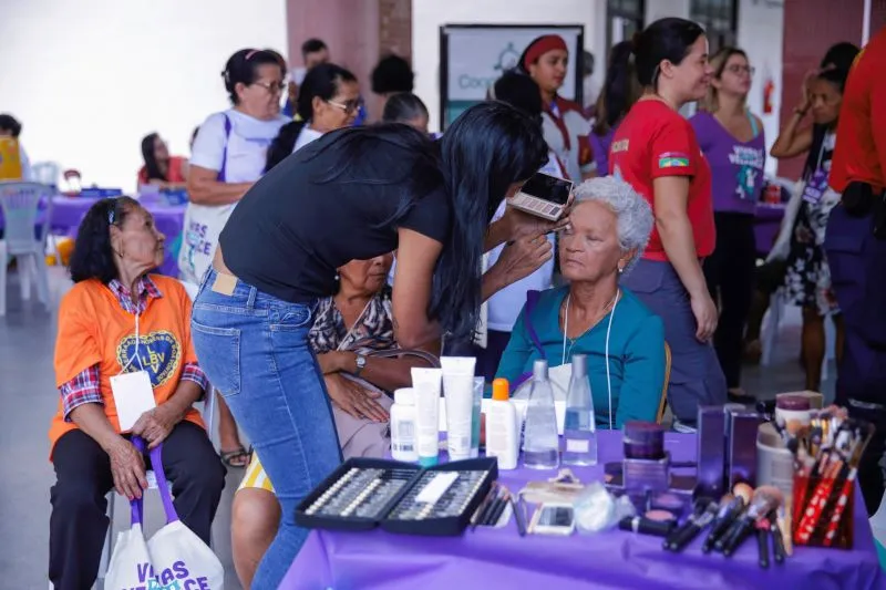 Imagem ilustrativa da imagem Idosos participam de feira de serviços promovida pela Prefeitura