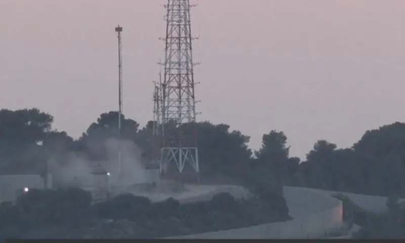 Imagem ilustrativa da imagem Imagens ao vivo mostram momento em que imprensa é atingida por bombardeio