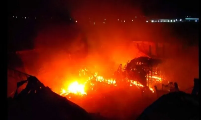 Imagem ilustrativa da imagem Imagens noturnas mostram incêndio em fábrica da Cacau Show