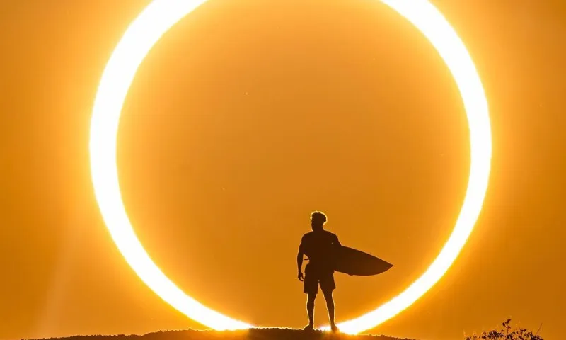 Imagem ilustrativa da imagem Ítalo Ferreira aproveita eclipse anular para fazer homenagem ao ouro olímpico