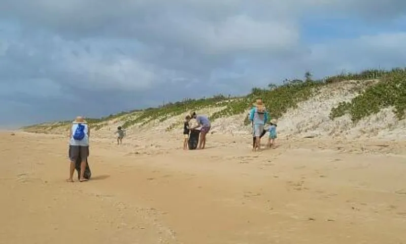 Imagem ilustrativa da imagem Itaúnas faz mutirão de limpeza na praia