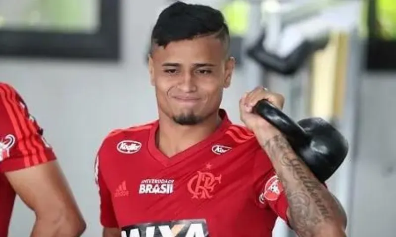 Imagem ilustrativa da imagem Jogador ex-Flamengo é acusado de assediar mulher em piscina