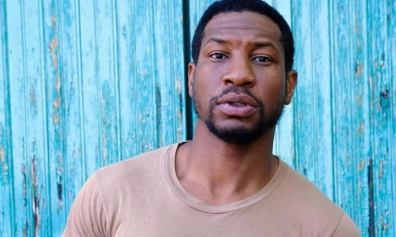 Imagem ilustrativa da imagem Jonathan Majors, da Marvel, é considerado culpado por crime de assédio e agressão