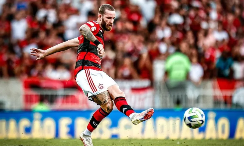 Imagem ilustrativa da imagem Léo Pereira sofre problema no tórax e vira preocupação para o Flamengo