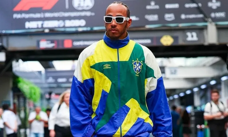 Imagem ilustrativa da imagem Lewis Hamilton usa uniforme do tetra para homenagear Ayrton Senna