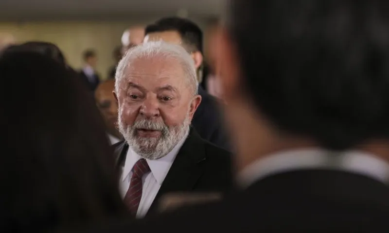 Imagem ilustrativa da imagem Lula diz ter medo de anestesia e deve ficar 3 semanas no Alvorada após cirurgia