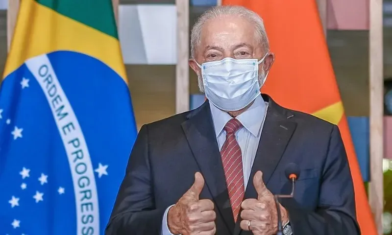 Imagem ilustrativa da imagem Lula recebe alta de hospital em Brasília após cirurgias no quadril e nas pálpebras