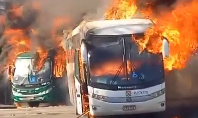 Imagem ilustrativa da imagem Mais de 20 ônibus são incendiados após morte de líder da maior milícia do RJ