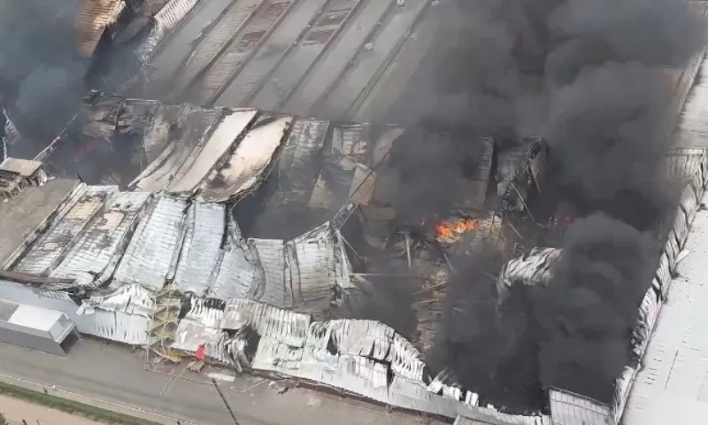 Imagem ilustrativa da imagem Mais de 30 horas depois, por que incêndio na fábrica da Cacau Show continua?