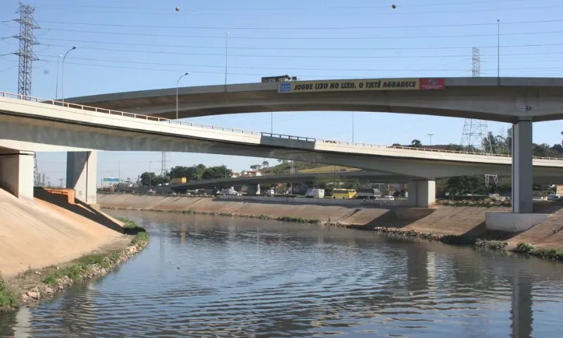 Imagem ilustrativa da imagem Mancha de poluição do Tietê aumenta pelo 2° ano seguido e chega a 160 km