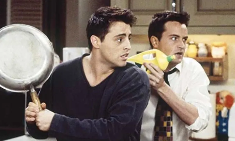Imagem ilustrativa da imagem Matt LeBlanc, o Joey de 'Friends', homenageia Matthew Perry