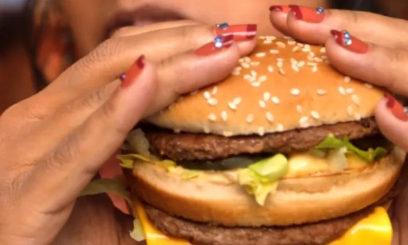 Imagem ilustrativa da imagem McDonald's relança Big Mac em versões com fatias de bacon e dobro de carne