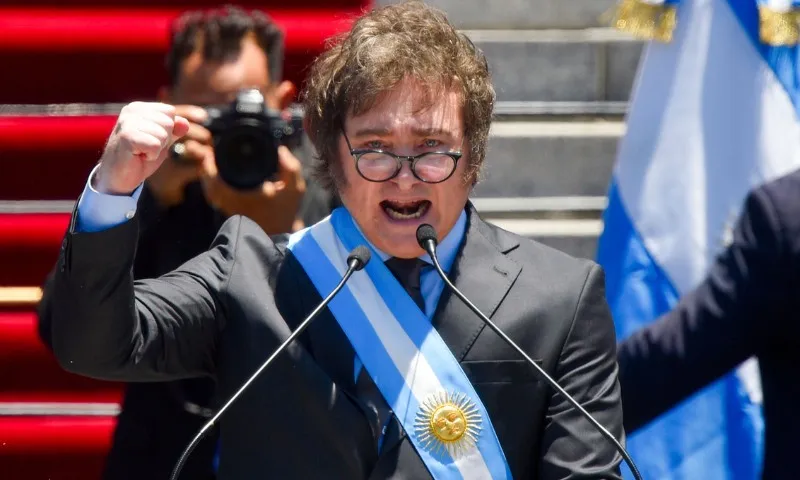 Imagem ilustrativa da imagem Milei corta ministérios pela metade em 1º decreto como presidente da Argentina