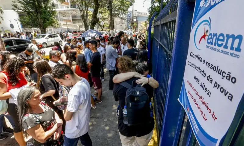 Imagem ilustrativa da imagem Milhões de candidatos fazem a segunda prova do Enem neste domingo