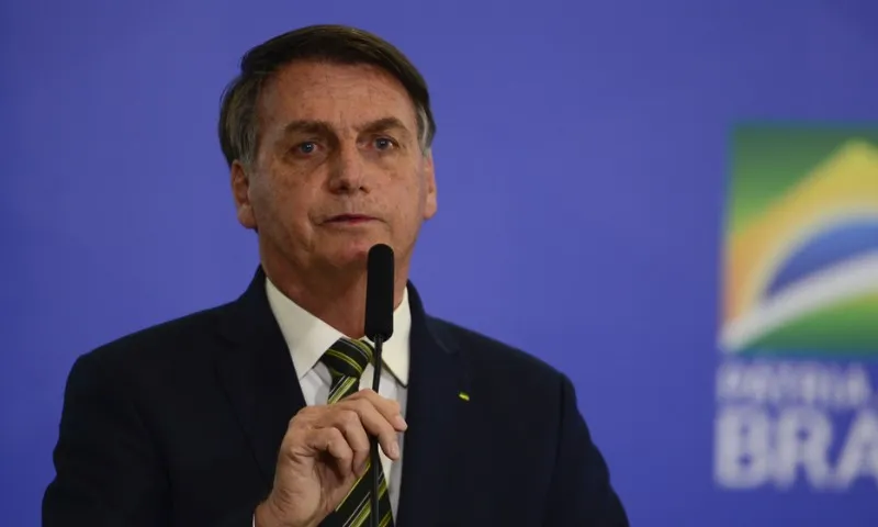 Imagem ilustrativa da imagem Ministro do TSE condena Bolsonaro à inelegibilidade pela terceira vez