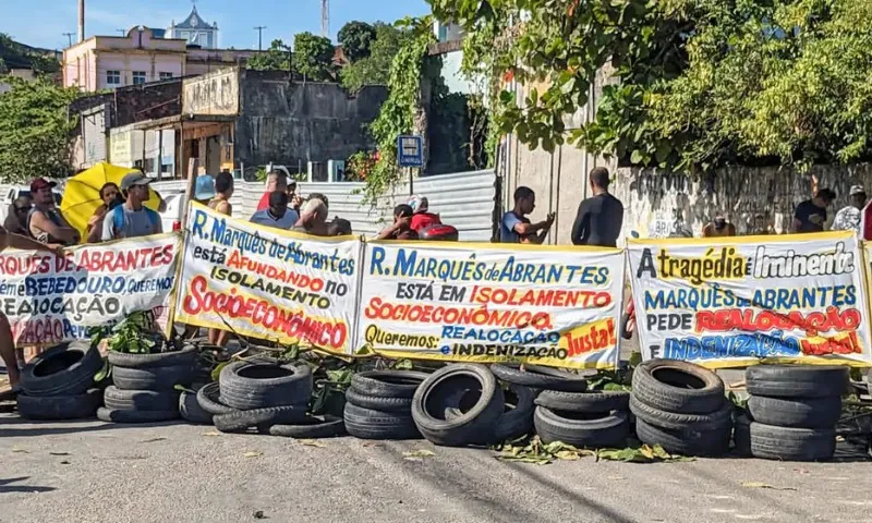 Imagem ilustrativa da imagem Moradores de Maceió protestam: 'Estamos sem dormir para prestar socorro"