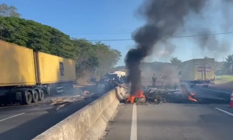 Imagem ilustrativa da imagem Moradores fecham BR-101 em protesto após morte de pedestre