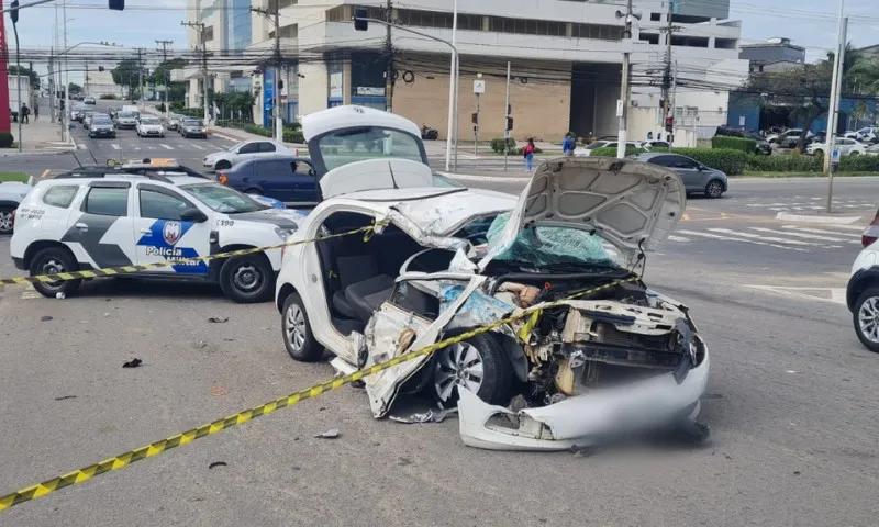 Imagem ilustrativa da imagem Motorista bate em ônibus do Transcol em frente a terminal e tenta fugir na Serra