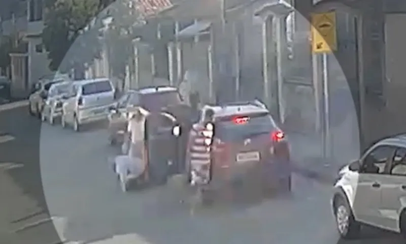 Imagem ilustrativa da imagem Motorista é arrancado de carro durante assalto em bairro da Serra