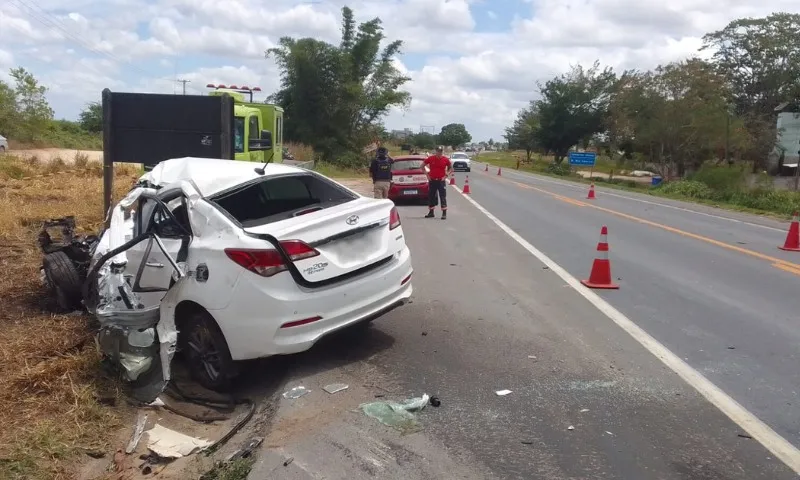 Imagem ilustrativa da imagem Motorista morre em acidente entre carro e carreta na BR-101