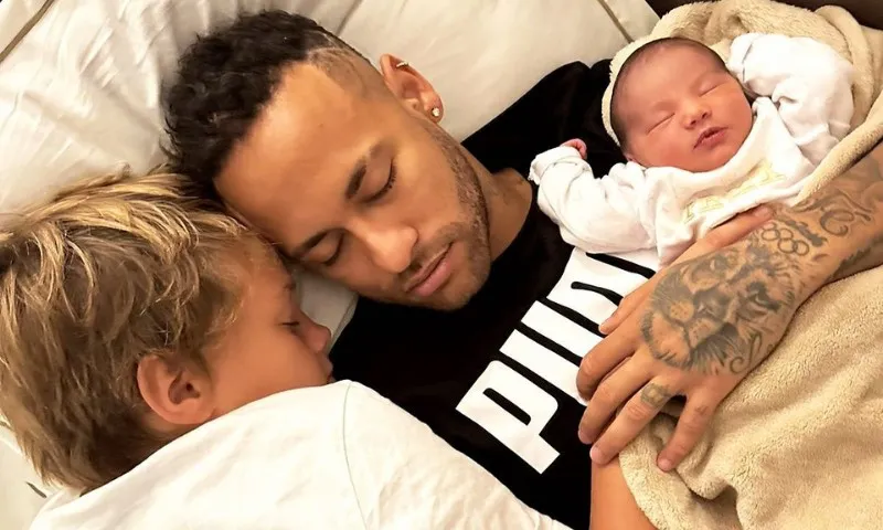 Imagem ilustrativa da imagem Neymar paizão? Jogador posta foto com filhos no colo