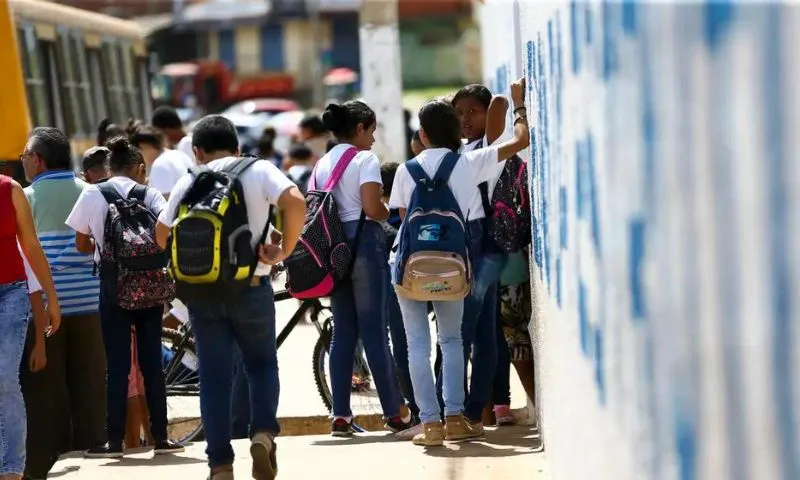 Imagem ilustrativa da imagem No Brasil, 50% dos alunos conseguiram nível mínimo em matemática e ciência