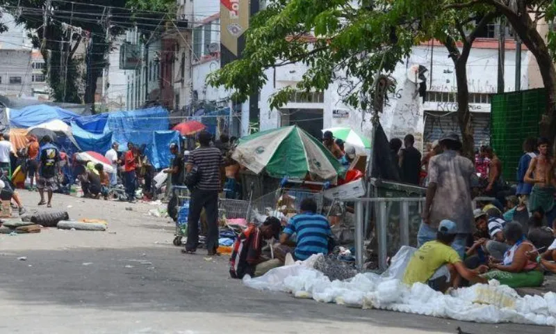 Imagem ilustrativa da imagem Onda de calor faz usuários da cracolândia trocarem cachaça por água