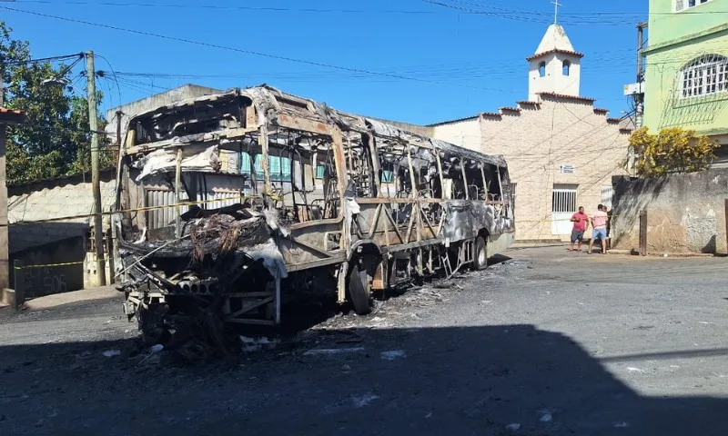 Imagem ilustrativa da imagem Ônibus do Transcol é incendiado por cinco suspeitos armados em Cariacica
