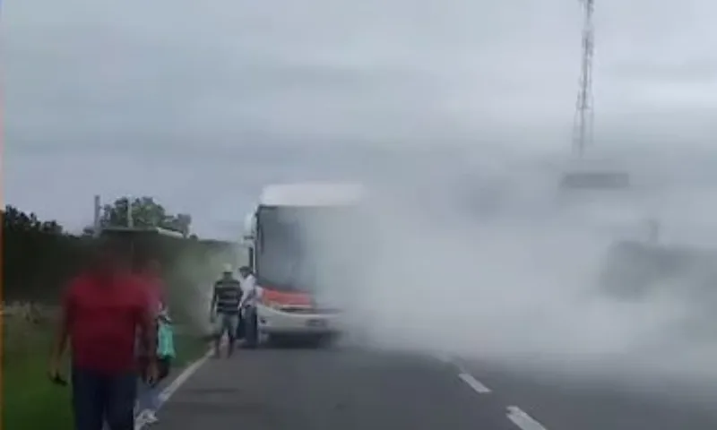 Imagem ilustrativa da imagem Ônibus sofre pane elétrica na Rodovia do Sol e fumaça assusta passageiros