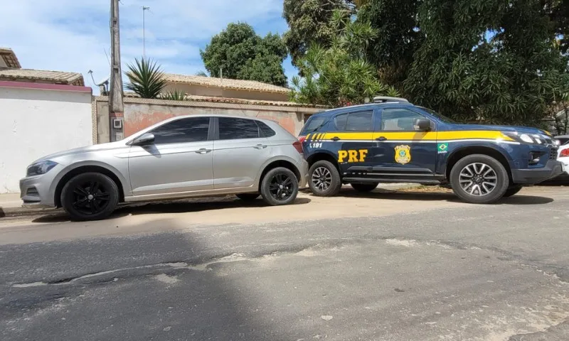 Imagem ilustrativa da imagem PRF aborda carro com vidros escuros e descobre roubo em rodovia do ES