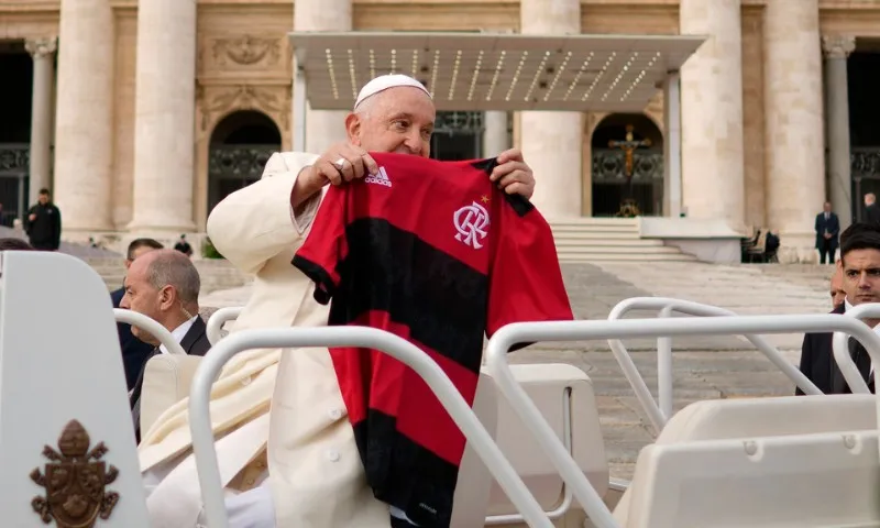 Imagem ilustrativa da imagem Papa Francisco recebe camisa de torcedor do Flamengo