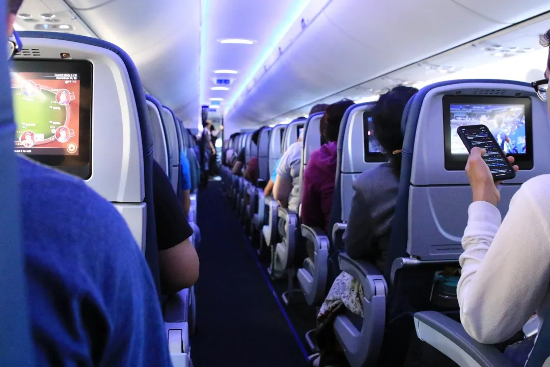 Imagem ilustrativa da imagem Passageira morre em voo dos EUA para o Brasil e corpo fica horas em assento