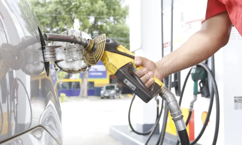 Imagem ilustrativa da imagem Petrobras reduz preço do litro da gasolina e aumenta valor do diesel