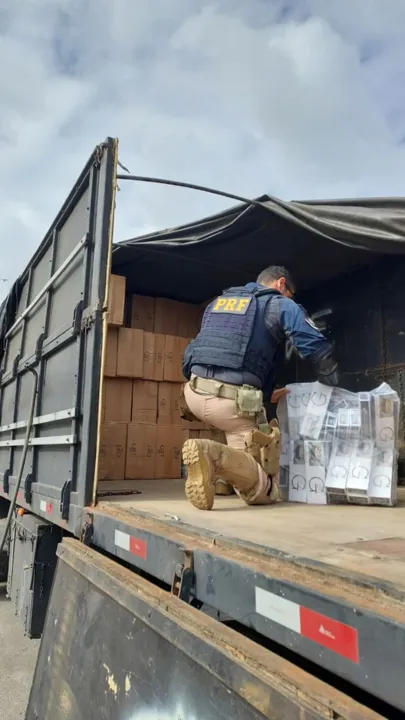 Imagem ilustrativa da imagem Polícia Rodoviária Federal apreende 165 mil maços de cigarros contrabandeados