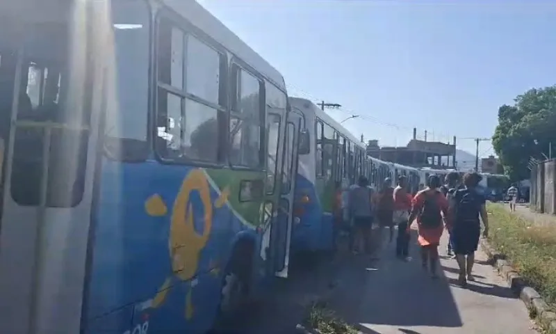 Imagem ilustrativa da imagem Protesto contra fechamento de escola complica trânsito em bairro de Cariacica