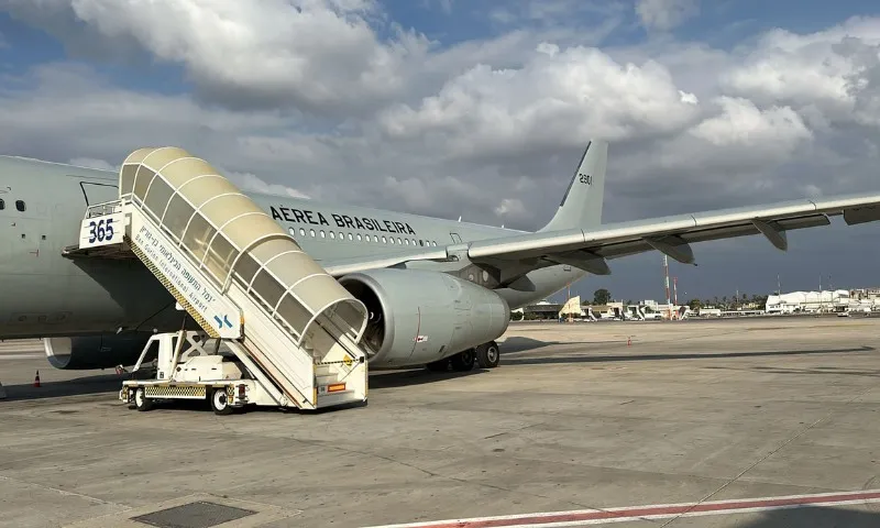 Imagem ilustrativa da imagem Quarta aeronave da FAB com brasileiros repatriados decola de Tel-Aviv rumo ao Rio