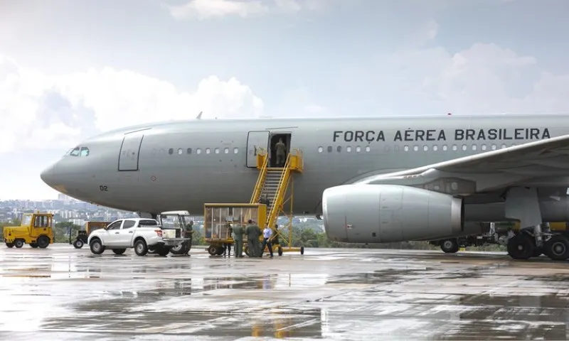 Imagem ilustrativa da imagem Quinta aeronave da FAB com brasileiros repatriados decola de Tel Aviv
