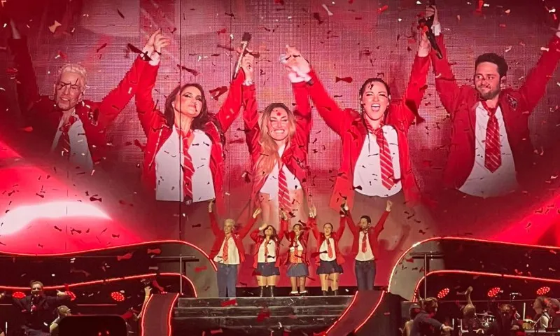 Imagem ilustrativa da imagem RBD homenageia cantora Marília Mendonça durante apresentação em São Paulo