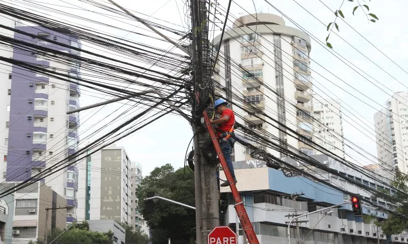 Imagem ilustrativa da imagem Regra para reduzir a bagunça de fios nas ruas