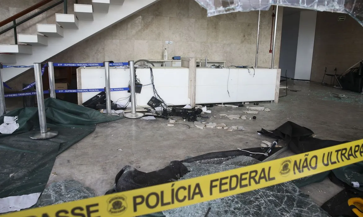 Imagem ilustrativa da imagem STF condena mais 3 réus por atos de vandalismo a penas de até 17 anos de prisão