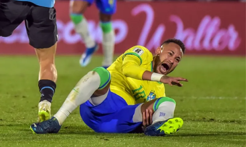 Imagem ilustrativa da imagem Saiba quem deverá pagar o salário de Neymar durante sua recuperação