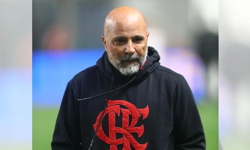 Imagem ilustrativa da imagem Sampaoli sai antes do fim do 1° tempo e chuta grade após derrota do Fla