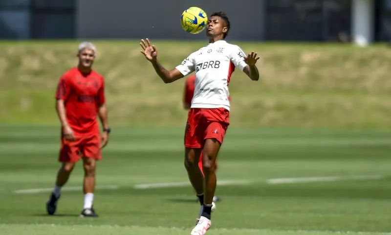 Imagem ilustrativa da imagem Sampaoli testa ataque inédito em último treino do Flamengo antes da final