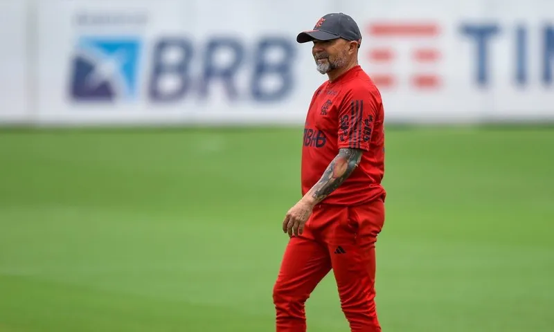 Imagem ilustrativa da imagem Sampaoli vai ao Ninho comandar treino enquanto Flamengo discute demissão