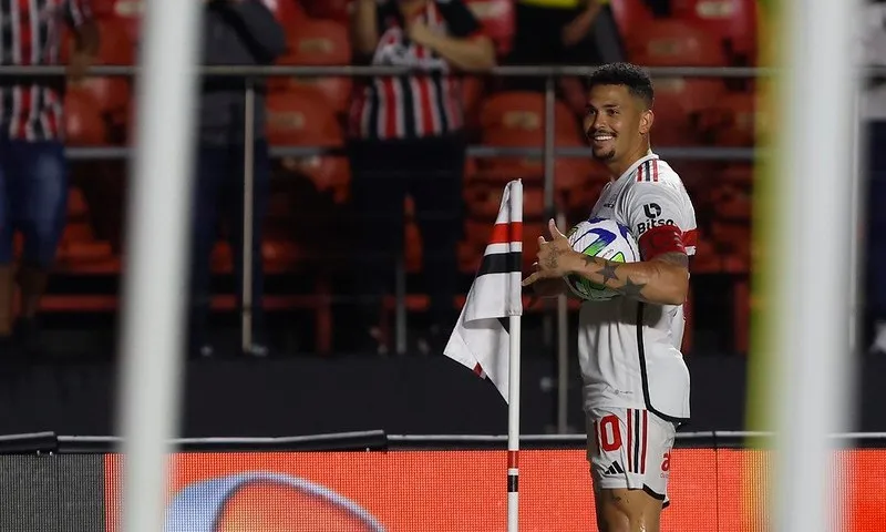 Imagem ilustrativa da imagem São Paulo bate Coritiba em primeiro jogo após título da Copa do Brasil